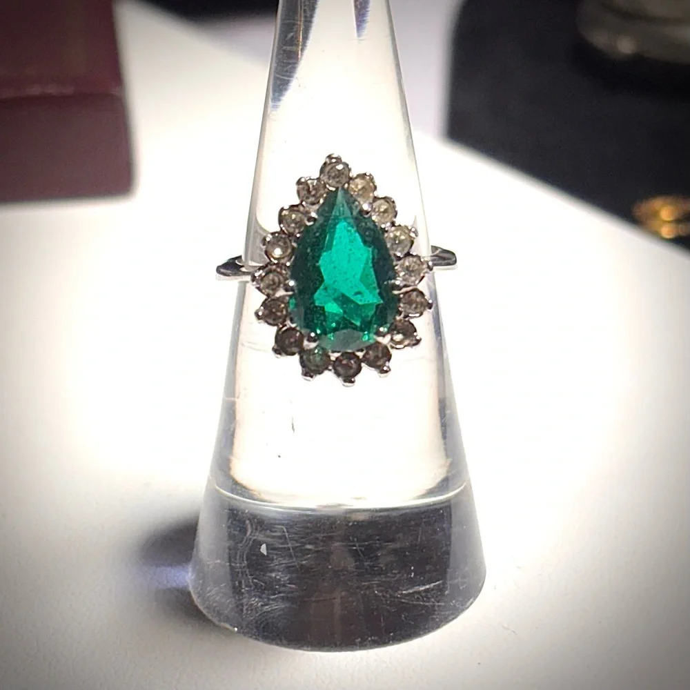 Elegant Silver and Green Teardrop Ring